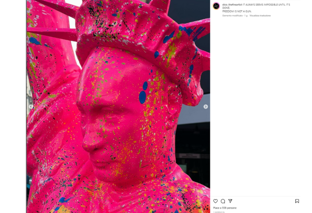 Avete visto a Milano la statua della Libertà? Ha la faccia di Putin e una pistola in mano 
