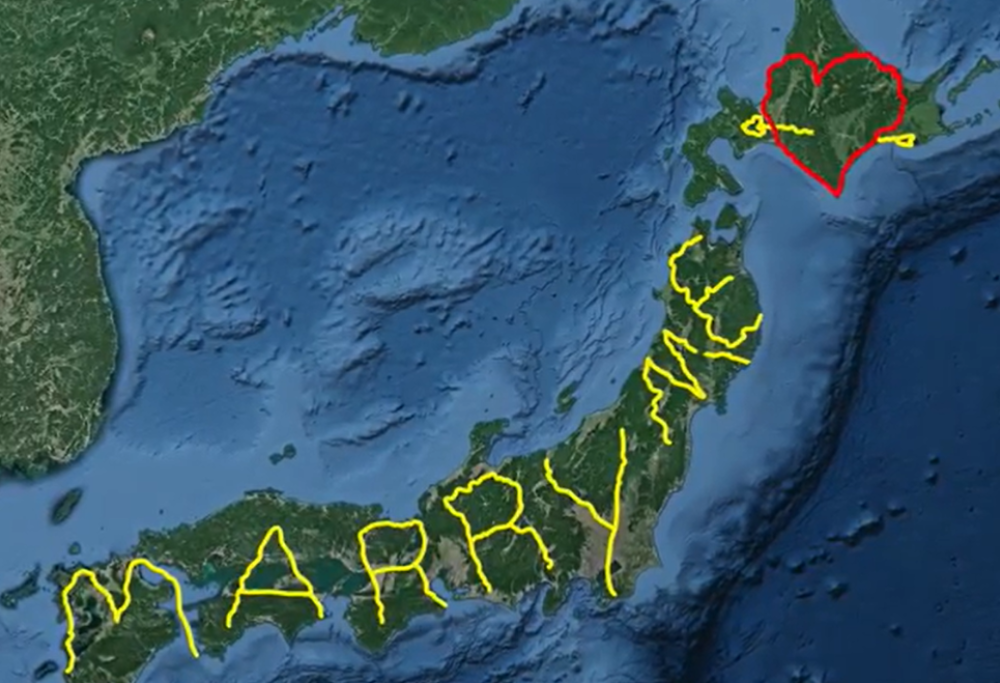 Ha viaggiato per oltre 7000 km per farle la proposta con Google Earth: troppo romantico!