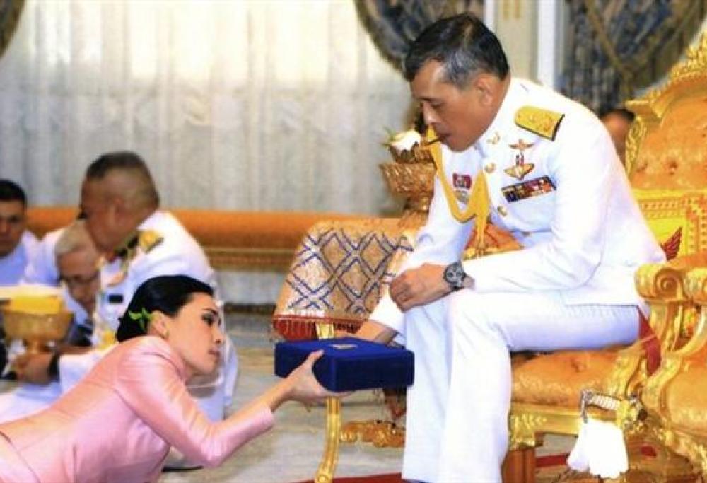 Il re della Thailandia in quarantena in un hotel di lusso (con 20 concubine)