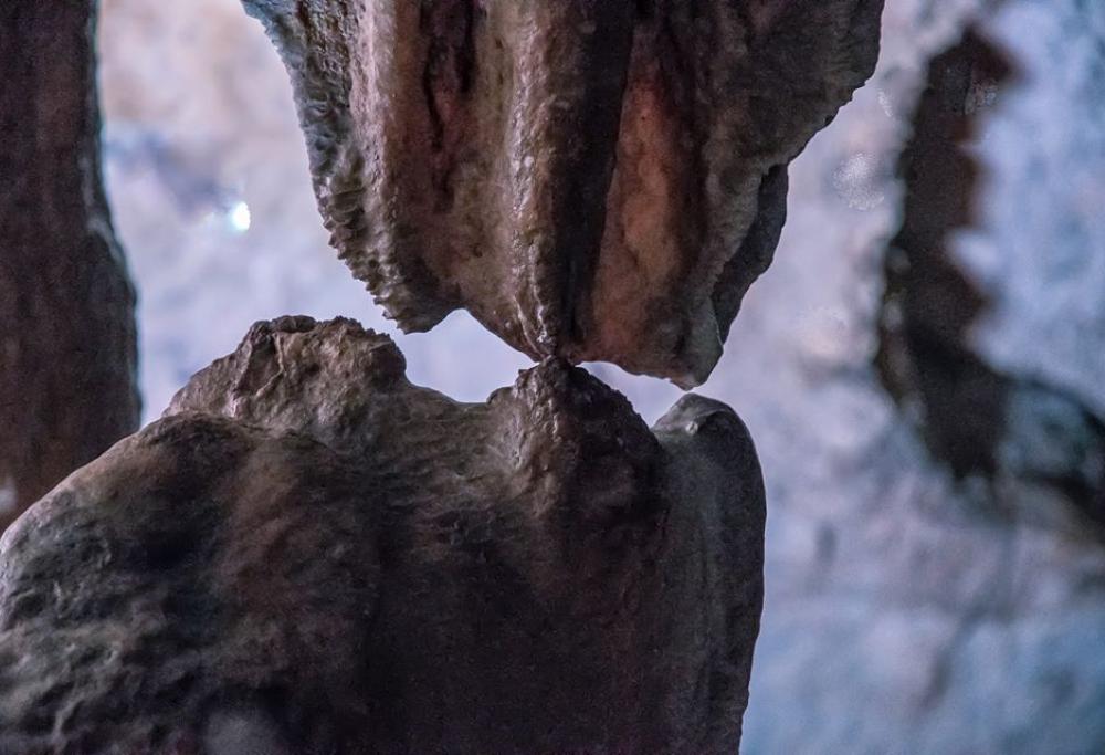 Il bacio tra stalattite e la stalagmite dopo 20mila anni emoziona tutti