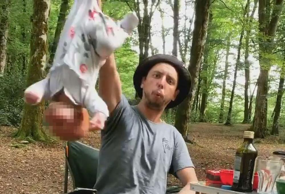 “I bambini vanno trattati come scimmie”: influencer russo arrestato