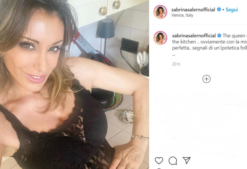 Sabrina Salerno supersexy in cucina: lo scatto fa impazzire i fan