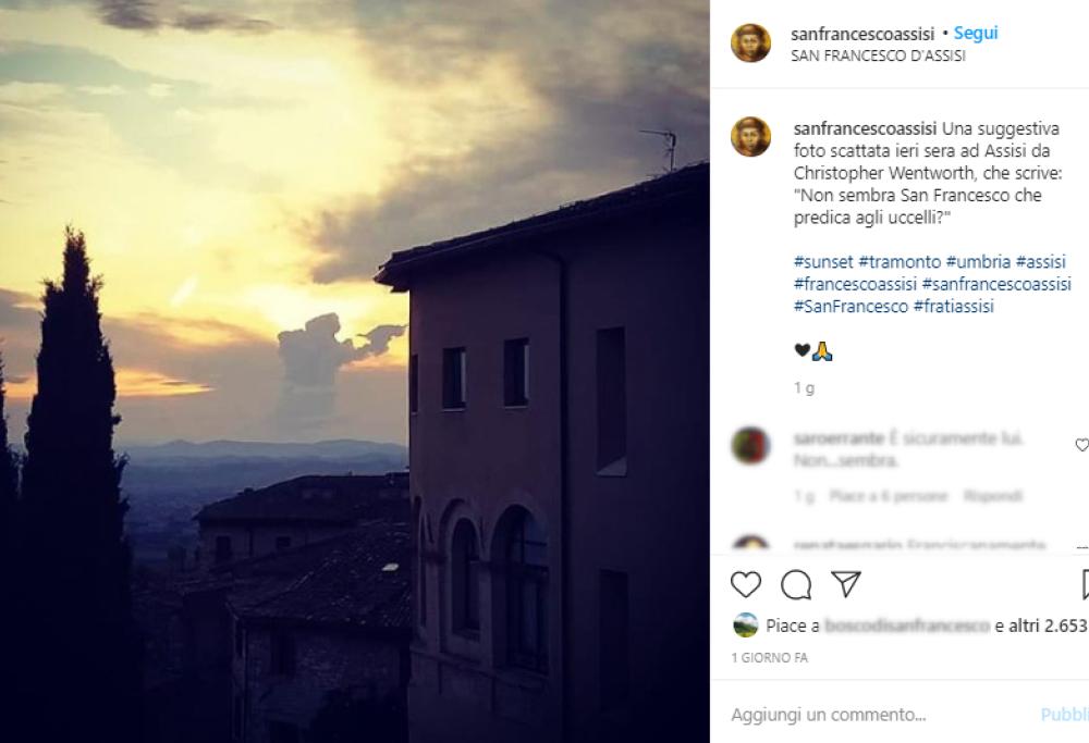 L'incredibile foto scattata ad Assisi sembra mostrare S.Francesco tra le nuvole mentre parla agli uccelli 