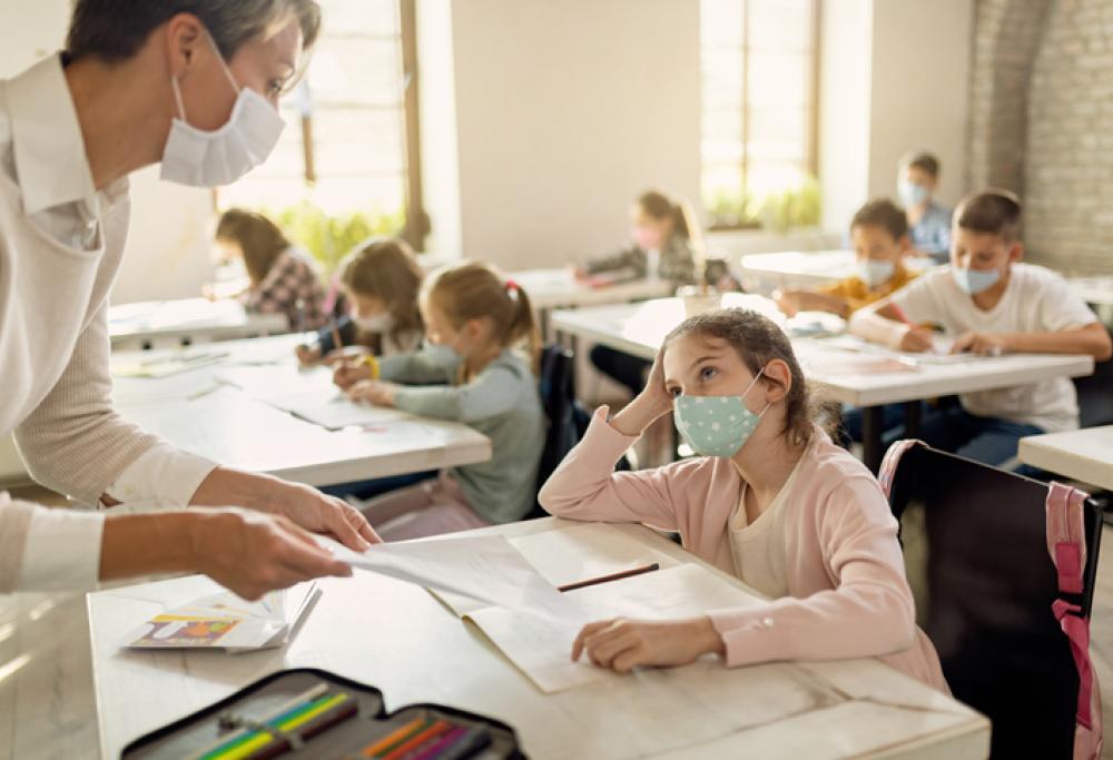“Muoiono solo i vecchi”: la maestra negazionista invita i bambini a togliere le mascherine