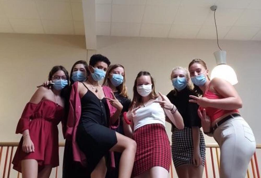 Protesta in minigonna per le studentesse francesi contro "l'abbigliamento corretto" imposto dagli istituti