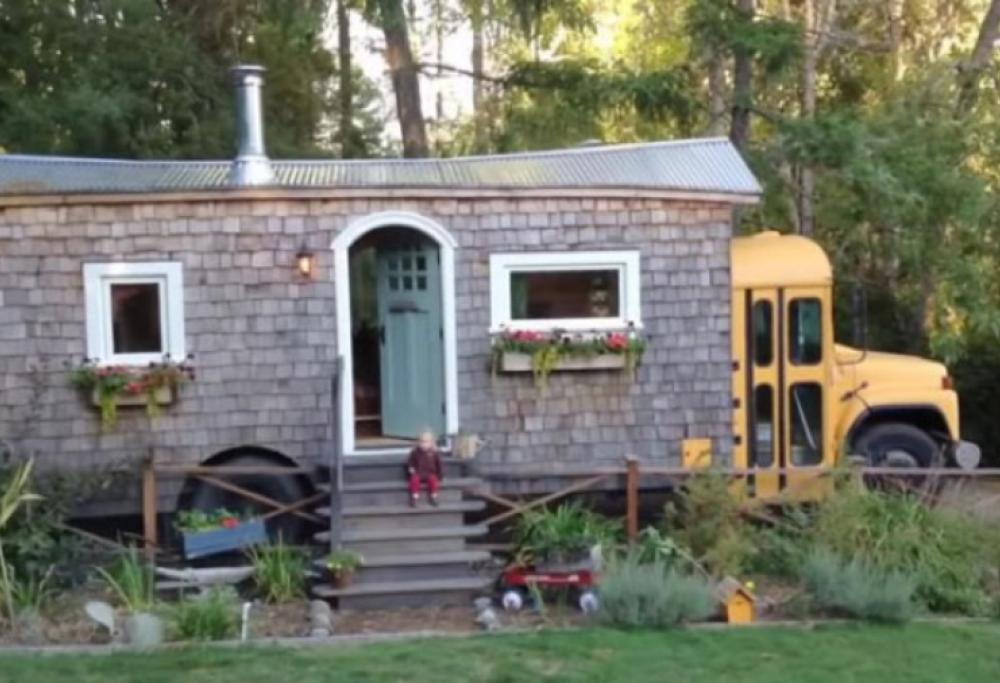 Comprano uno scuolabus e lo trasformano in un cottage: l’idea di una famiglia