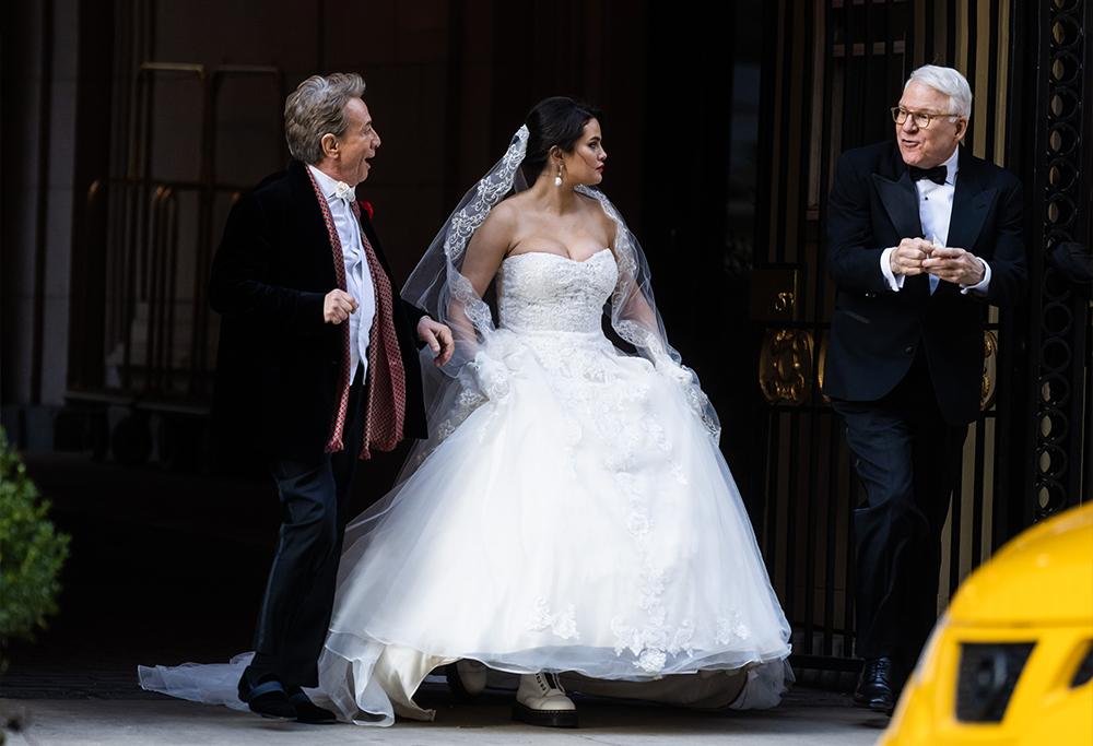 Selena Gomez fotografata in pubblico in abito da sposa