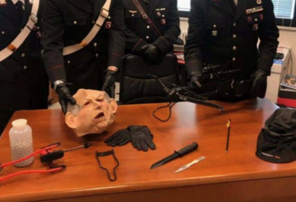 Mascherato da Fausto Bertinotti infastidiva il vicino tirandogli frecce 