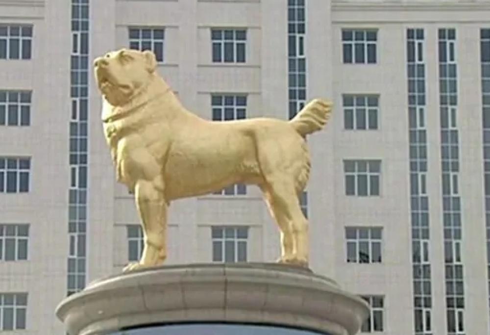 La statua d’oro gigante, omaggio del presidente del Turkmenistan al suo cane, scatena il web