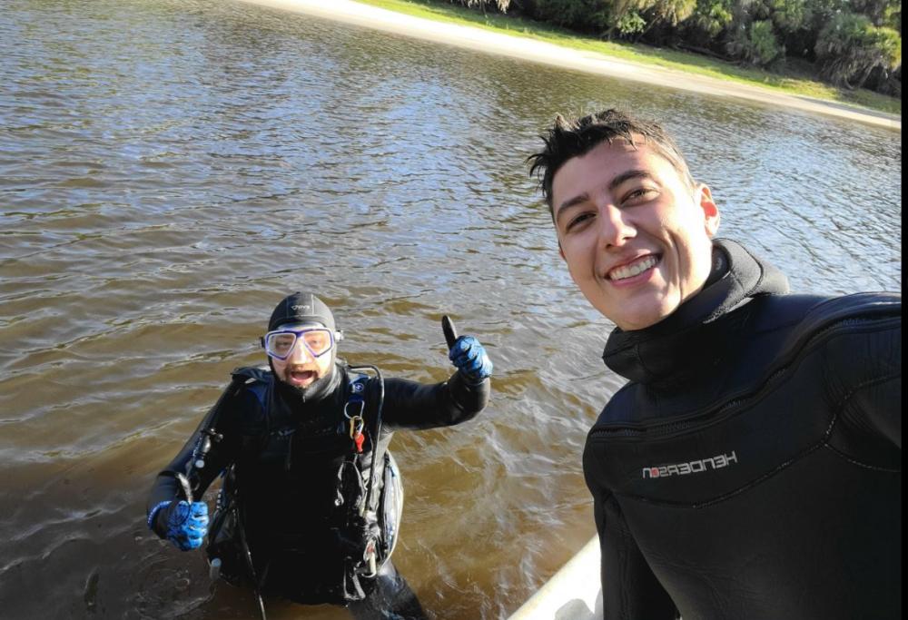 Fanno un immersione nel fiume e risalgono con un antico osso di mammut