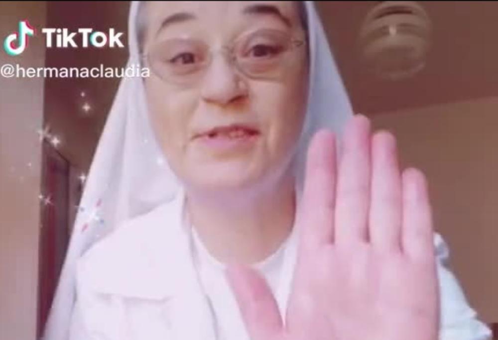 Suor Claudia sbarca su Tik Tok e conquista tutti con i suoi video
