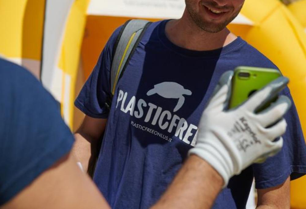 Usa i social per diffondere le buone abitudini per un mondo sempre più #plasticfree