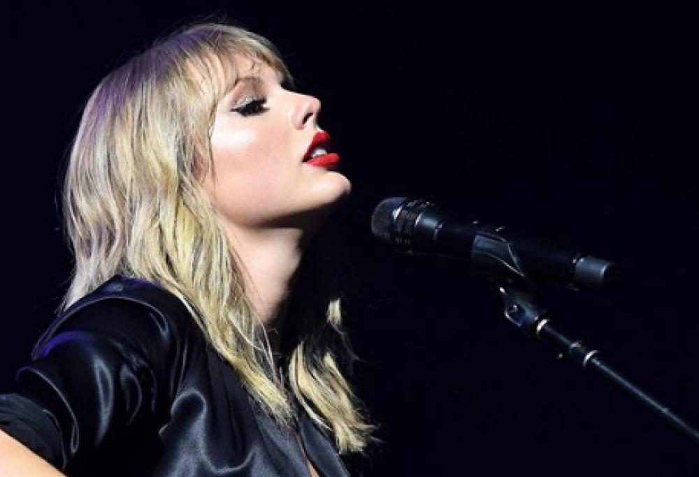 Taylor Swift salva un negozio di dischi della sua città natale in crisi per il Coronavirus