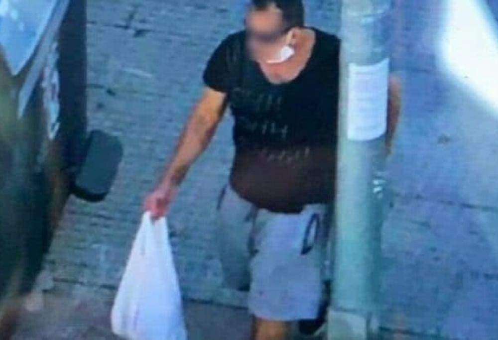 Uomo getta una testa mozzata (vera) nella spazzatura, ma viene scambiato per uno scherzo di Halloween