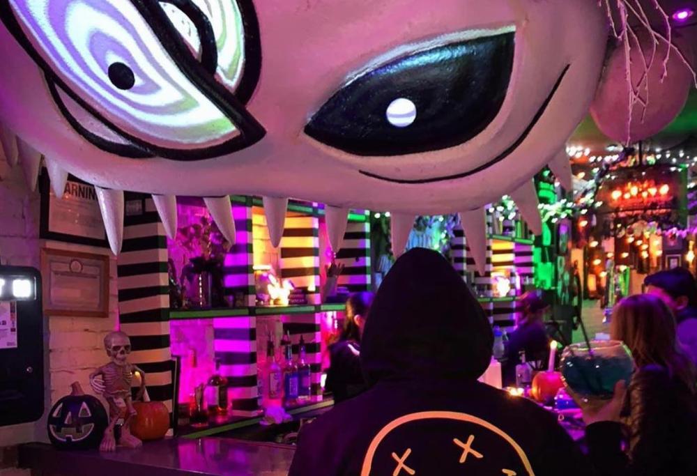 Ecco il bar dedicato ai film di Tim Burton con un menu "spaventoso"