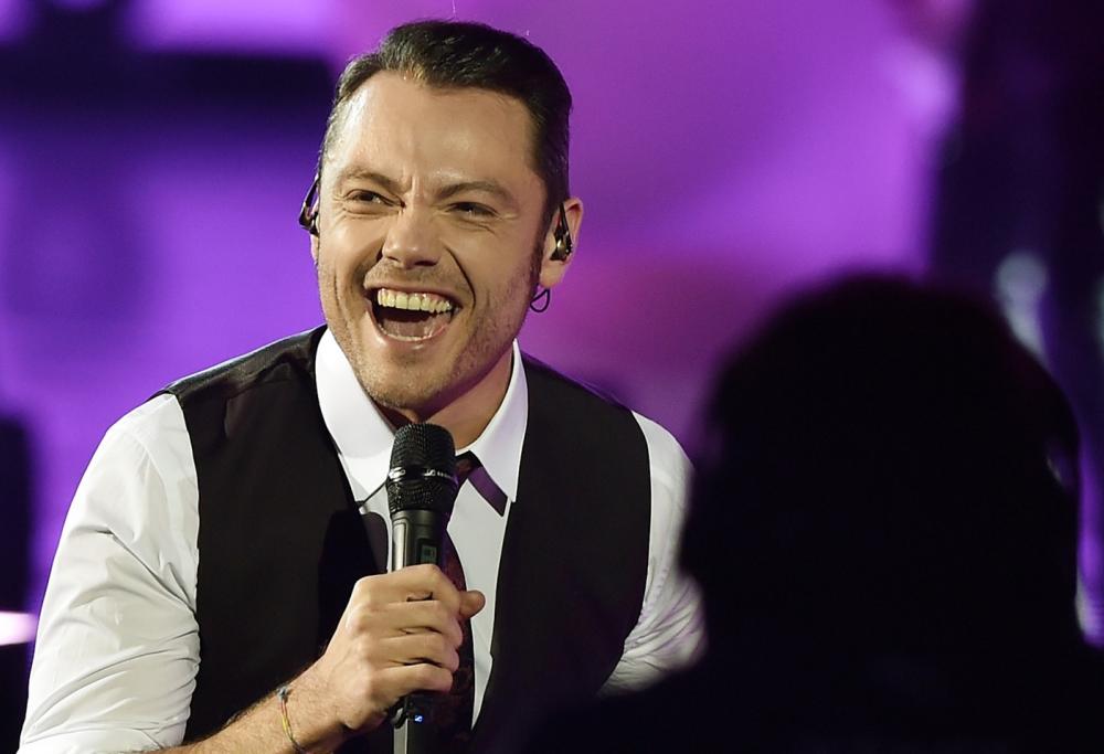 Tiziano Ferro parla del rapporto tra la madre e il marito Victor: "Lo tratta come suo figlio"