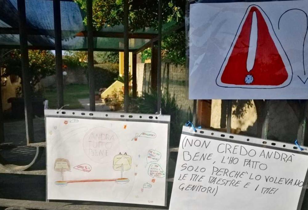 Bimba scrive "Andrà tutto bene" ma dopo qualche giorno ci ripensa