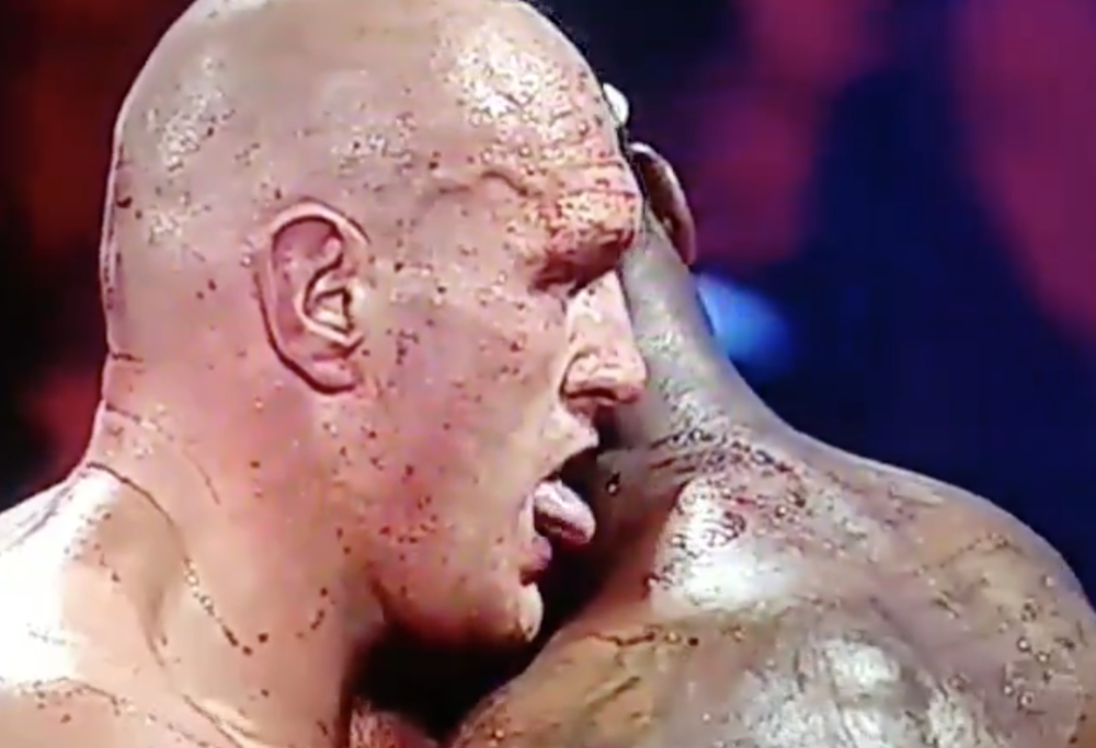 Pugile lecca il sangue del suo avversario sul ring: fan inorriditi