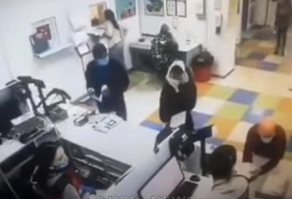 Rimproverata perché senza mascherina, ne crea una con gli slip