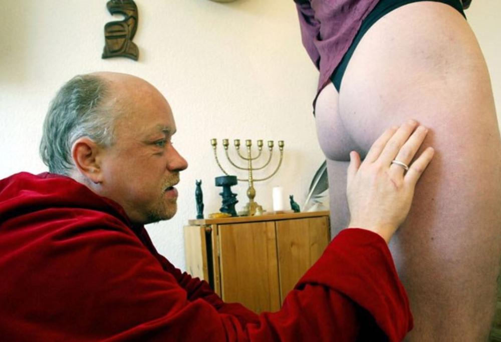 Il medium tedesco che "legge le chiappe"... Sì, esiste veramente.