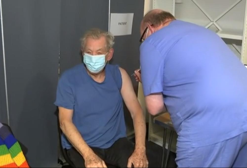 Il Gandalf de Il Signore degli anelli riceve il vaccino anti-Covid: "Lo consiglio a tutti"