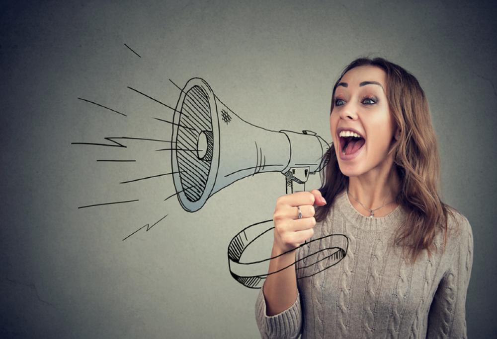 La voce femminile cambia durante il ciclo: ecco perché