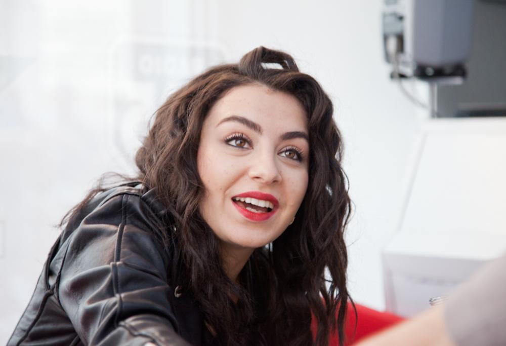 Charli XCX: “Il mio allenamento preferito? I miei concerti”