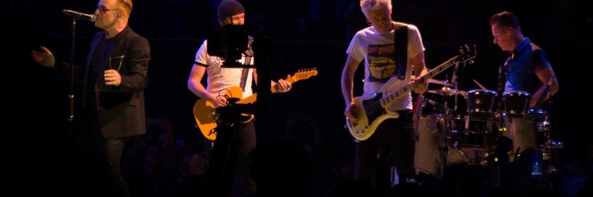 U2: l'ultimo saluto dal palco al tour manager Dennis Sheehan. U2: l'ultimo saluto dal palco al tour manager Dennis Sheehan.