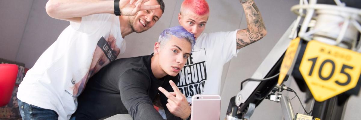 Ecco Fede con i capelli blu! Le foto dell'intervista di Benji & Fede a 105 Mi Casa Ecco Fede con i capelli blu! Le foto dell'intervista di Benji & Fede a 105 Mi Casa