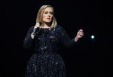 Adele visita gli sfollati dell’incendio alla Grenfell Tower di Londra