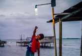 Liter of Light: ecco come usare le bottiglie di plastica per illuminare le case