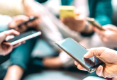 Ansia da telefonate: il 70% dei giovani preferisce messaggi e social