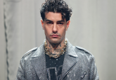Tony Effe con la collana “vietata” a Sanremo alla Milano Fashion Week
