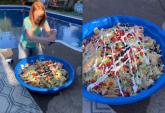 Una mamma newyorkese prepara la cena in una piscinetta: il video