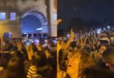 Coldplay: i fan senza biglietti cantano fuori lo stadio a Barcellona