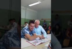 Ragazzo autistico si diploma: il professore non trattiene le lacrime