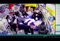 Assalto al supermercato per i pandori in offerta. Guarda l'incredibile video
