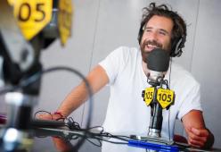 Tommaso Paradiso dei Thegiornalisti a 105 Mi Casa: "Che divertimento scrivere 'Riccione'"