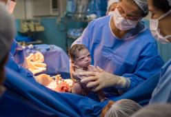È appena nata ma è già arrabbiata: la foto della neonata diventa virale
