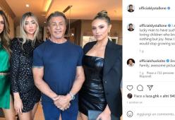 Sylvester Stallone in posa con le tre figlie alte come lui
