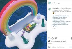 L’invenzione che stavamo aspettando: il portabevande da piscina!
