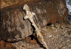Israele: ritrovata in fondo al mare una spada crociata