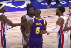 LeBron James tira una gomitata all’avversario e gli apre la faccia: 5 punti di sutura

