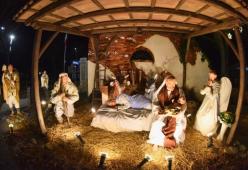 Finalmente un Presepe femminista: Giuseppe culla Gesù e Maria si riposa