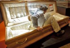 Dichiarato morto, 20enne si risveglia poco prima della sepoltura