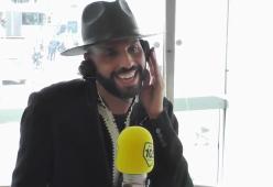 Che voce Jonathan! Il nuovo co-conduttore canta "Montagne Verdi" a 105 Take Away