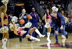 Will Ferrell colpisce una cheerleader con una pallonata: il video