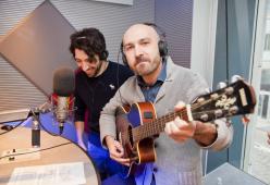 Il cast di "Italiano Medio" in diretta a Lo Zoo di 105