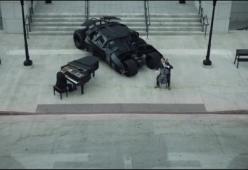 Cinquant’anni di musica dedicata a Batman celebrati tra pianoforti e batmobili