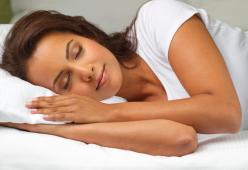 Ecco perché non devi mai appoggiarti sul letto con i vestiti indossati durante il giorno
